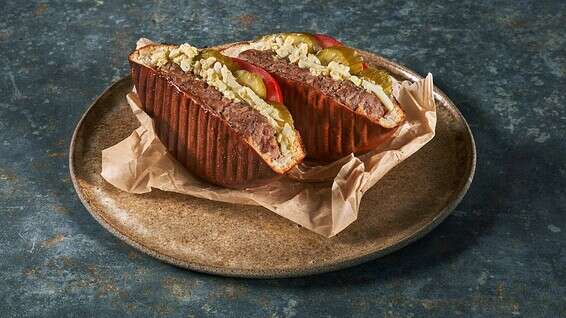 טוסטבורגר סלט ביצים // צילום: אנטולי מיכאלו